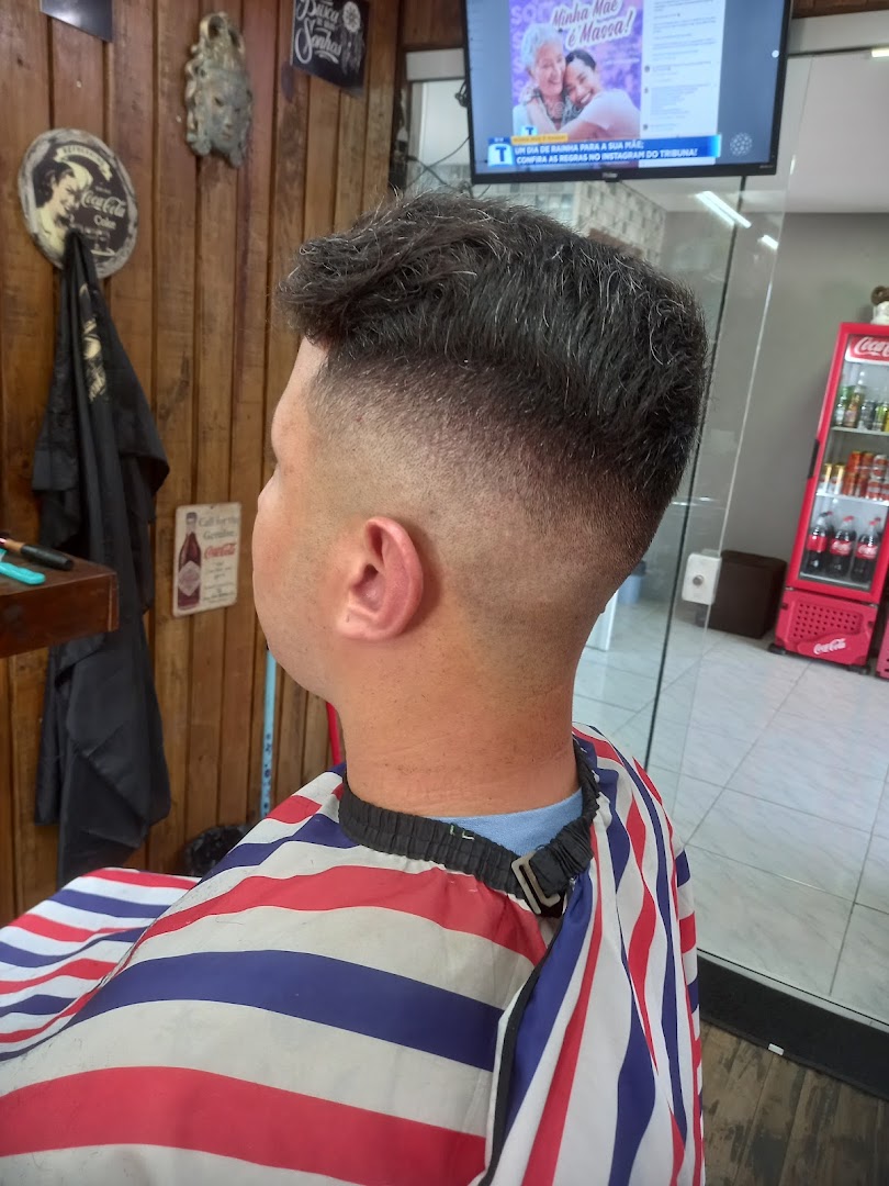 Fade finalizado em corte masculino na Barbearia Hollywood