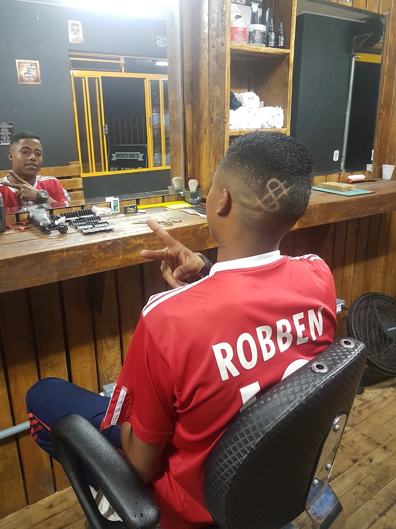 Corte masculino com desenho raspado na nuca