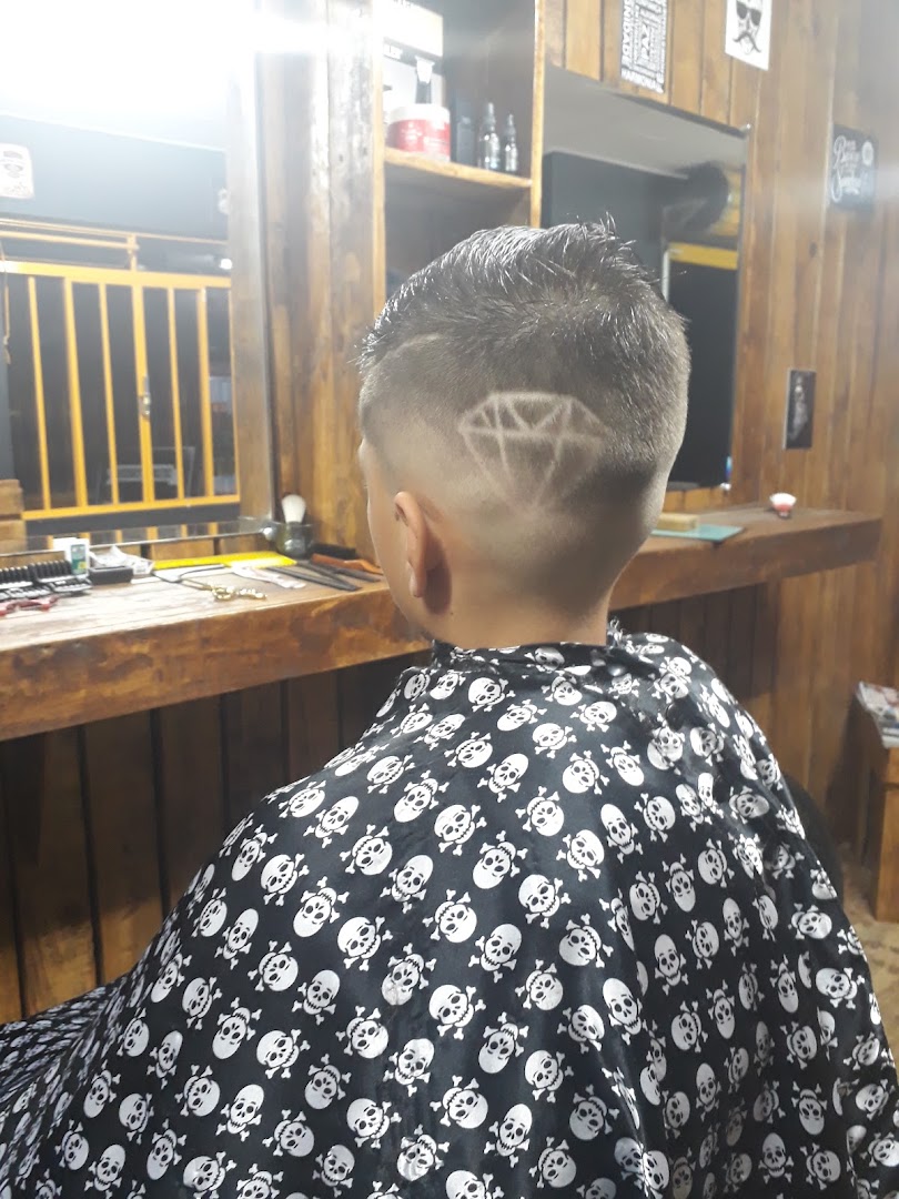Corte masculino com desenho de diamante raspado na nuca